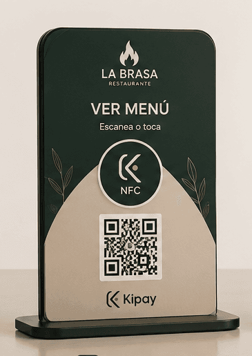 Porta Menú NFC de Kipay sobre una mesa de restaurante